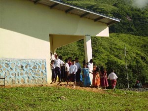 Kinder vor ihrer neuen Schule