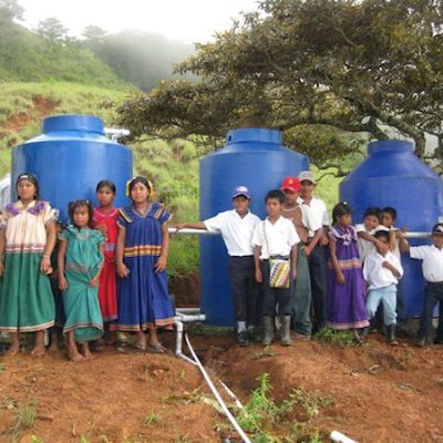 Trinkwasserleitungen im Dorf Alto Tólica