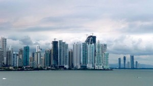 Die Skyline von Panama-Stadt repräsentiert die boomende Wirtschaft des Landes. Was dabei jedoch häufig vergessen wird, ist, dass in Panama 25% der Bevölkerung in Armut leben.