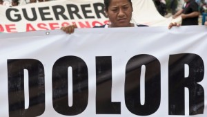 Protestmarsch in Acapulco im mexikanischen Bundesstaat Guerrero. Eine Frau trägt ein Plakat mit der Aufschrift "Schmerz". (AFP / Ronaldo Schemidt)