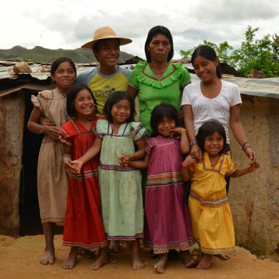 Eine Ngöbe Familie: die Mädchen tragen die typischen farbenfrohen Nahua-Kleider, die Ausdruck indigenen Stolzes und im ganzen Land bekannt sind.